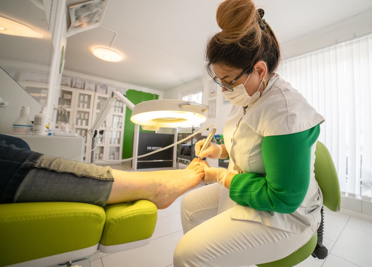 Pedicure z peelingiem i masażem stóp